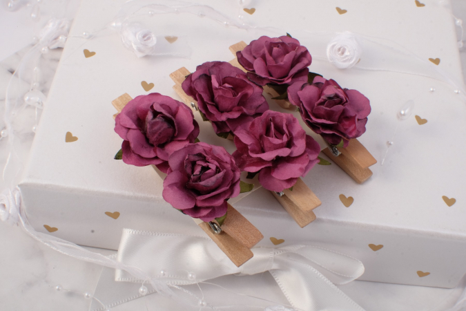 detail Dřevěné kolíčky s bordó květy růží 2,5cm, 6ks